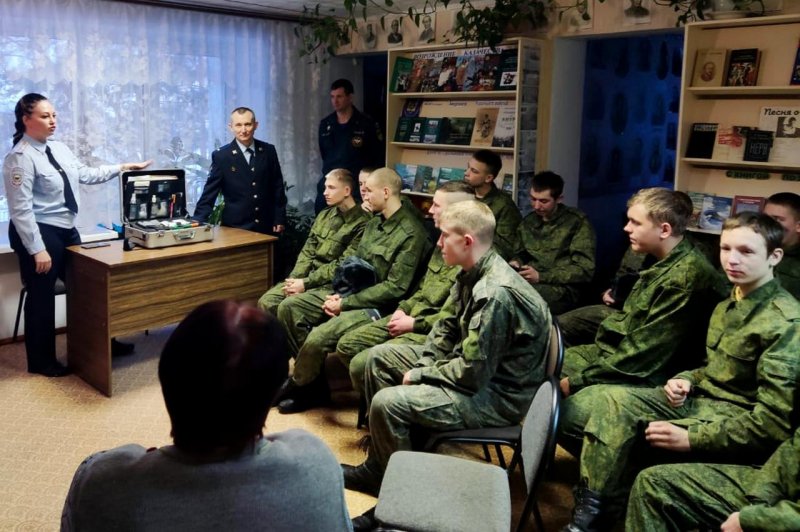Полицейские рассказали воспитанникам Амурского казачьего колледжа о работе эксперта-криминалиста